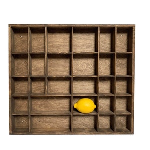 bruin houten display, kruidenrek met 28 vakken, snuisterijencollectie van geverfd hout, plank, schaduwdoos, opberger