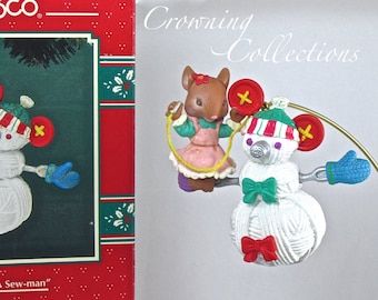 Enesco Building a Sew Man Mouse Ornament Sewman Snowman Sewing Treasury of Christmas String Yarn Buttons Thimbles Mice