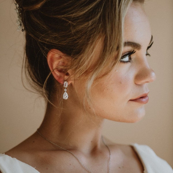 Pendants d'oreilles de mariage en cristal argentés | Boucles d'oreilles de mariée pendantes CZ zircones cubiques | Boucles d'oreilles de mariée simples | Boucles d'oreilles de mariage minimalistes | Lola