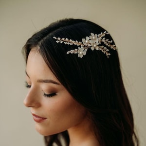 Boho Gold Wedding Hair Comb | White Flower Bridal Hairpiece | Pearl and Crystal Floral Boho Hair Accessory | Petite Gold Comb | Nicosia