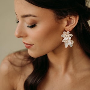 Bloemen bruidsoorbellen met parels | Statement bloemen bruiloft oorbellen | Romantische boho-oorbellen voor bruid | Ipanema