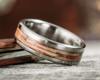 Herren-Ehering aus Whiskeyfass-Holz und Titan – The Angel's Share-Ring – handgefertigt auf Bestellung – rustikal und schlicht