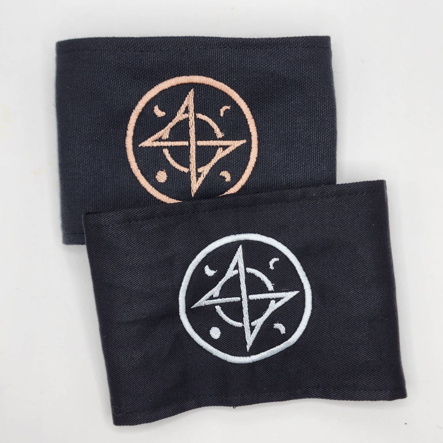 ATEEZ キャプテン ホンジュン 刺繍ロゴ アームバンド | カスタム ATEEZ キャプテン ホンジュン 刺繍ロゴ アームバンド | カスタム