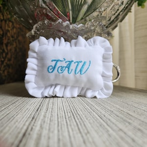 Chaveiro bordado com monograma personalizado para mini almofada com nome