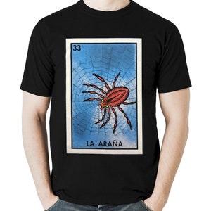 Könnte beinhalten: Schwarzes T-Shirt mit einem farbenfrohen Grafikdesign einer roten Spinne in einem blauen Netz. Die Nummer 33 steht oben und der Text "LA ARAÑA" unten. Das T-Shirt hat kurze Ärmel.