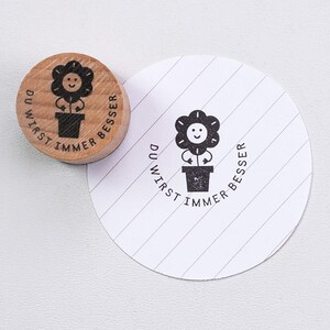 Può includere: Una tazza di ceramica bianca con manico nero e la scritta "But First, Coffee" in nero, in grassetto. La tazza è su una superficie bianca.