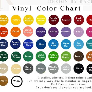 Peut inclure: Un nuancier de couleurs vinyle avec une vari&eacute;t&eacute; de couleurs, dont le jaune, l'orange, le rouge, le bleu, le vert et le marron, ainsi que des options m&eacute;talliques. Le tableau comprend le texte "Vinyl Color Chart" et "DESIGN BY RACHEL".