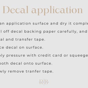 Peut inclure: Graphique beige avec des instructions pour l'application d'un d&eacute;calque. Le texte indique : Nettoyer la surface, d&eacute;coller le support, placer le d&eacute;calque, appliquer une pression et retirer le ruban de transfert. Les &eacute;tapes sont num&eacute;rot&eacute;es.