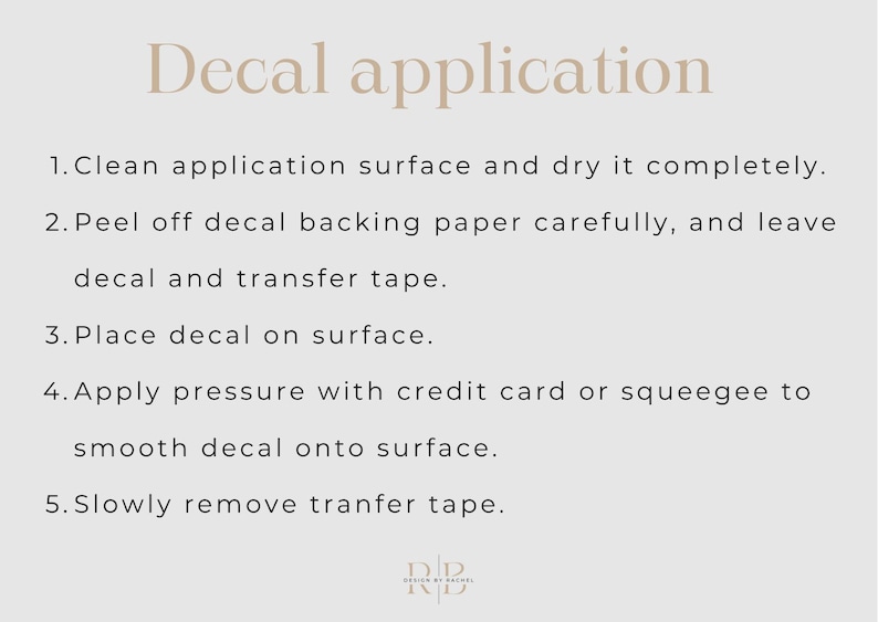 Peut inclure: Graphique beige avec des instructions pour l'application d'un d&eacute;calque. Le texte indique : Nettoyer la surface, d&eacute;coller le support, placer le d&eacute;calque, appliquer une pression et retirer le ruban de transfert. Les &eacute;tapes sont num&eacute;rot&eacute;es.