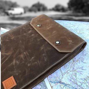 Grand porte-atlas et carte. Sac pour carte en toile cirée. Un étui résistant aux intempéries pour le camping-car Overland Adventures. Vanlife. Fabriqué artisanalement aux États-Unis.