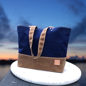Arbeitstasche mit 9 x 13 Zoll Laptop- oder Tablet-Tasche und langen, breiten Riemen für einfaches Tragen. Große Gewachste Canvas Schultertasche. Handgefertigt in den USA.