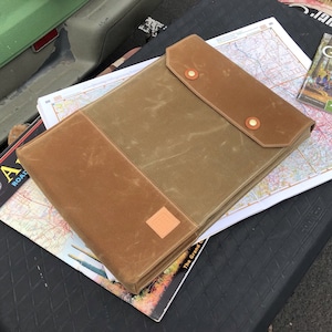 Portamapas y atlas Overland. Bolsa para documentos de lona encerada para tus aventuras en coche, furgoneta, autocaravana, skoolie, camión o autocaravana. Fabricada artesanalmente en EE. UU.