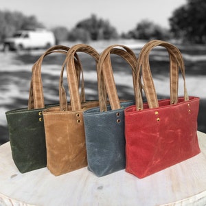 Kleine Einkaufstasche mit Tasche und Druckknopfverschluss. Eine Mini-Handtasche aus gewachstem Canvas für ein Telefon, eine kleine Brieftasche und Schlüssel. Handwerklich hergestellt in den USA