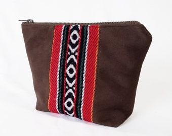 Sac cosmétique en daim souple, trousse de toilette en cuir végétalien, pochette de maquillage Boho / w Tissu tissé traditionnel rouge au milieu, étui à crayons fabriqué à la main