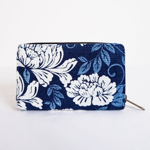 Cartera azul marino - Estampado floral, Monedero con cremallera hecho a mano, Cartera ecológica, Cartera corta vegana, Cremallera de metal YKK
