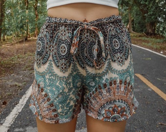 Short bohème chic à imprimé mandalas, shorts pour femme, élégant - vêtements de plage confortables, bas de détente, kimono assorti disponible, taille élastique