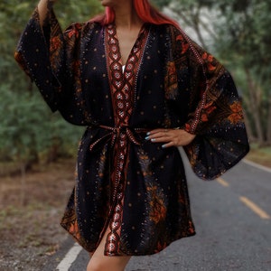 Kimono court bohème Imprimé plumes, cardigan kimono bohème noir, kimono surdimensionné en rayonne fluide grande taille avec ceinture assortie, cadeau pour elle image 2