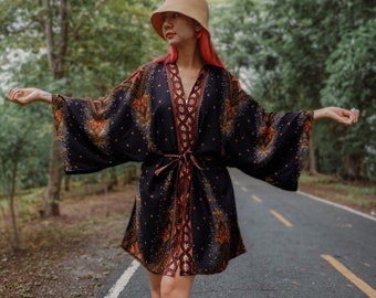 Boho Short Kimono - Estampado de plumas, Cárdigan de kimono boho negro, Kimono de rayón fluido de gran tamaño con cinturón a juego, Regalo para ella