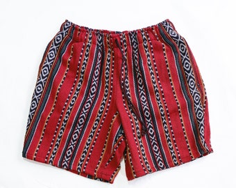 Pantalones cortos tejidos tribales rojos para hombre: cintura elástica, hechos a mano.