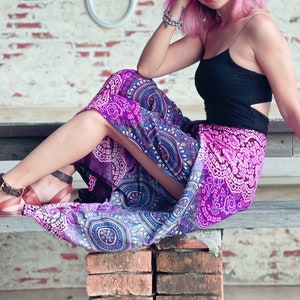 Boho Mandala Wickelhose für Damen - Leichte und fließende Viskose-Baumwolle mit exquisitem lila Druck, offene Beine Wickelhose, Sommer-Strandhose