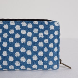 Cartera con estampado de lunares para mujer, monedero con cremallera para mujer teñido a mano de índigo natural, billetera larga ecológica algodón, cremallera de metal YKK imagen 2