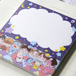 Puede incluir: Un conjunto de notas adhesivas coloridas con una ilustración de dibujos animados de un grupo de personas durmiendo en una cama con estrellas y una nube en el fondo. Las notas son perfectas para tomar notas, dejar recordatorios o agregar un toque de diversión a tu espacio de trabajo.