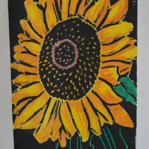 Originele Linoleum Afdruk gekleurd met gekleurd potlood van een Zonnebloem