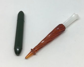 Lote de 2 alfileteros de plastico y nacarina. 1940/Set 2 plasric needle holder. 1940s.