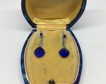 Ohrringe im Art-déco-Stil aus vergoldetem Silber und blauem Glas. 1920er Jahre.