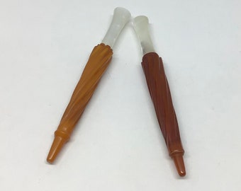 Lote de 2 alfileteros de plastico y nacarina. 1940/Set 2 plasric needle holder. 1940s.