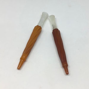 Lote de 2 alfileteros de plastico y nacarina. 1940/Set 2 plasric needle holder. 1940s.
