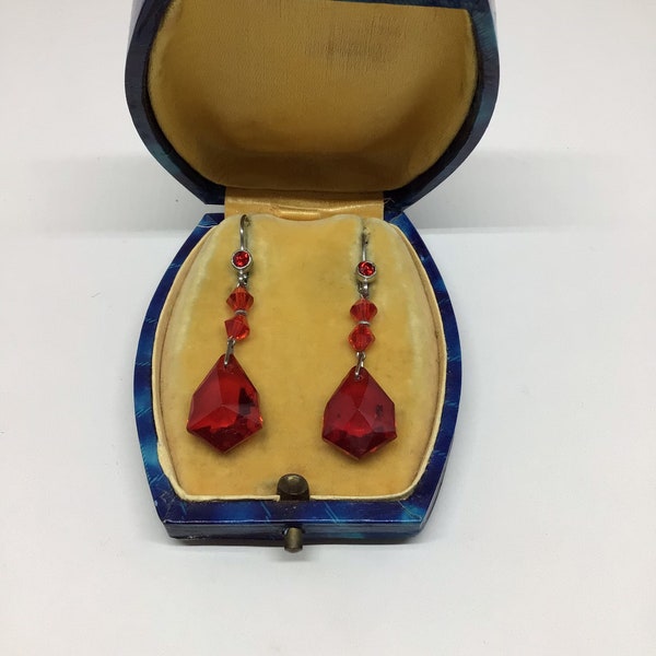 Boucles d'oreilles vintage. Années 1930. Boucles d'oreilles en verre rouge et chrome/Vintage. Années 1930. Verre chromé et rouge.