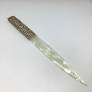 Abridor de cartas/pasta/virador de páginas em nacarina e fino trabalho damasceno de Toledo. década de 1950