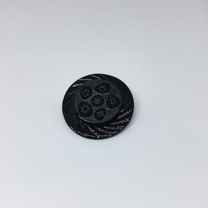 Black acetate brooch, 1940/Acetate black brooch, 1940