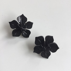 Black flower clip-on earrings from the 1940s