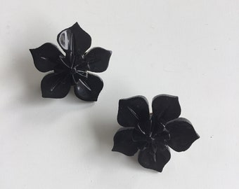 Pendientes flor negro de clip años 40/Plastic black flower clip-on earrings 1940s