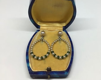 Ohrringe mit Perlen und grünen Kristallen. 1930er Jahre / Vintage Art-Deco-Ohrringe. Perlmuttweißes und grünes Glas. 1930er Jahre