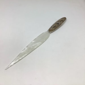 Abridor de cartas/pasta/virador de páginas em nacarina e fino trabalho damasceno de Toledo. década de 1950