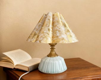 Blaue Keramik-Tischleuchte, goldfarbener Plisseeschirm, Nachttischlampe im Mid-Century-Stil, moderne Nachttischleuchte, handgefertigte Schlafzimmerdekoration