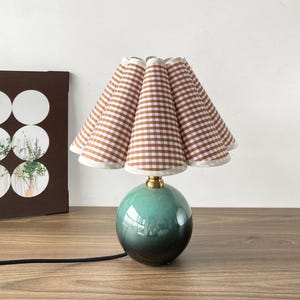 Plisserad bordslampa i gingham-stil, grön keramisk bas, skrivbordslampa i Cottagecore