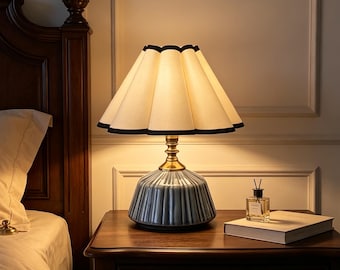 Blaue Keramik-Tischleuchte, plissierter, gewellter Schirm, Nachttischlampe