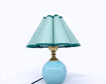 Lámpara de mesa artesanal de cerámica azul / Pantalla de lino color verde azulado, estilo vintage