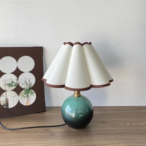 Lampe artisanale en céramique émaillée verte, abat-jour fleurs blanc cassé avec garnitures brunes, élégante lampe de chevet, décoration d'intérieur rustique