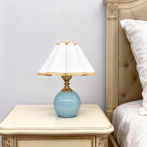 Lampe de table en céramique faite main | Abat-jour en lin plissé bleu clair