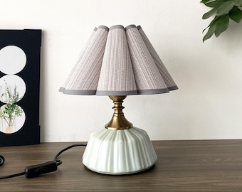 Lampe de table en céramique artisanale, abat-jour beige en forme de pétale, lampe de chevet à intensité variable