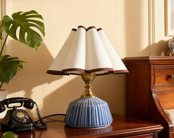 Lámpara de mesa de cerámica azul, pantalla de tela plisada, lámpara de mesita de noche vintage