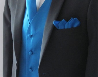 Chaleco de hombre azul aciano satinado y botones forrados de tela. El chaleco incluye corbata y pañuelo de bolsillo a juego. Cierre trasero ajustable en negro.