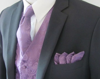 Chaleco de hombre de satén tono sobre tono, color morado lavanda empolvado con estampado paisley, incluye corbata y pañuelo de bolsillo.