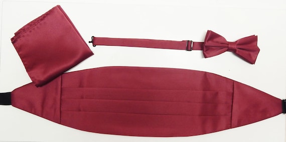 Set Da Uomo Con Fascia Da Smoking In Raso Rosso, Cintura Regolabile E Cravatta Con Fazzoletto Da Taschino Abbinato - Italia - Foto 6