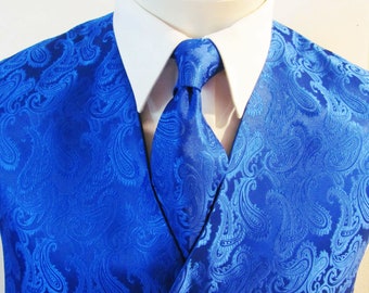 Chaleco de hombre azul marino satinado tono sobre tono con estampado paisley, incluye corbata y pañuelo de bolsillo.